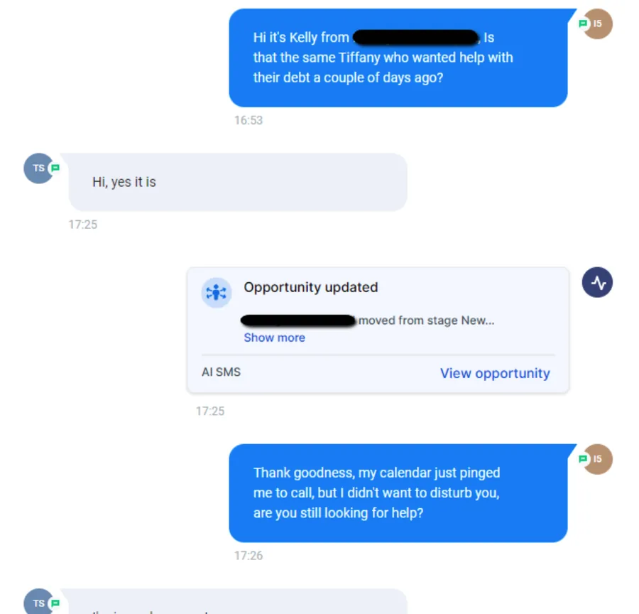 Screenshot van een SMS-gesprek: de agent bevestigt de identiteit van de lead en vraagt of die nog hulp zoekt