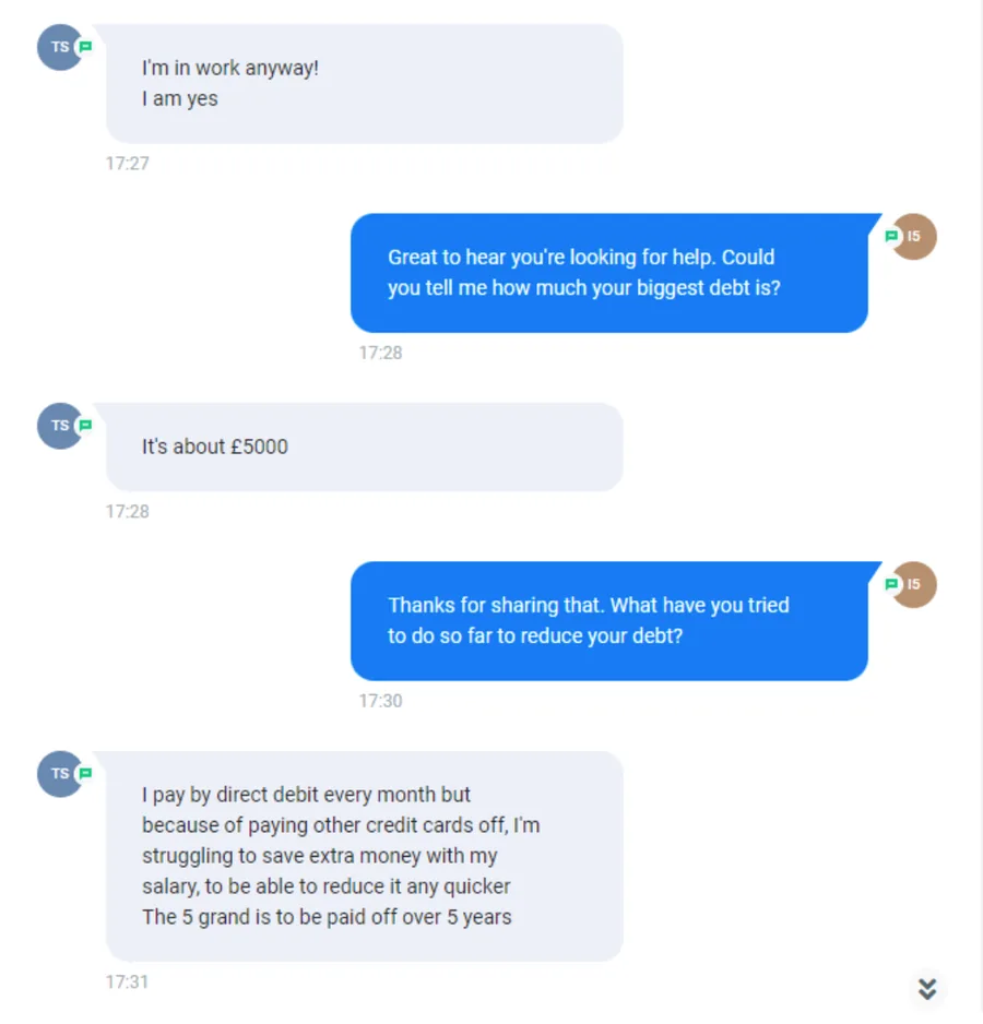 Screenshot van een SMS-gesprek: de agent stelt kwalificatievragen over de situatie van de lead