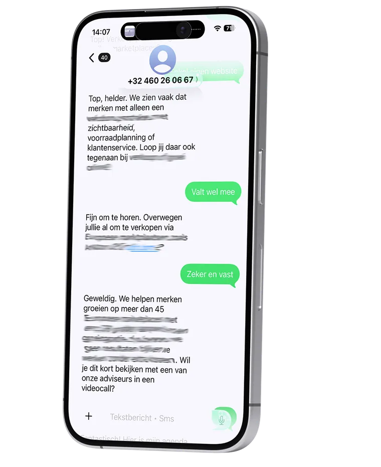 Smartphone met een echt SMS-gesprek van de Phoenix Agent met een lead
